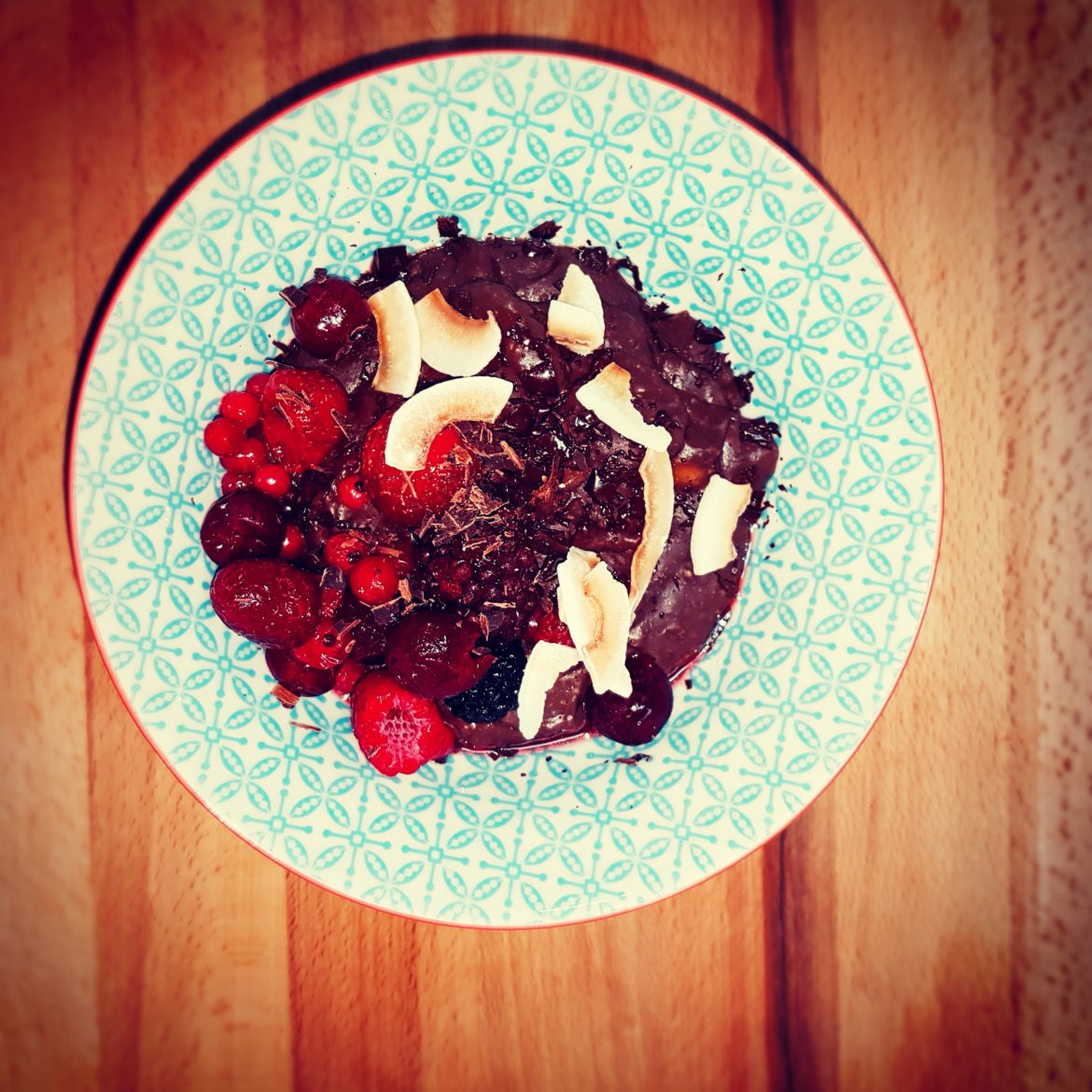 Papas de aveia com cacau e frutos vermelhos